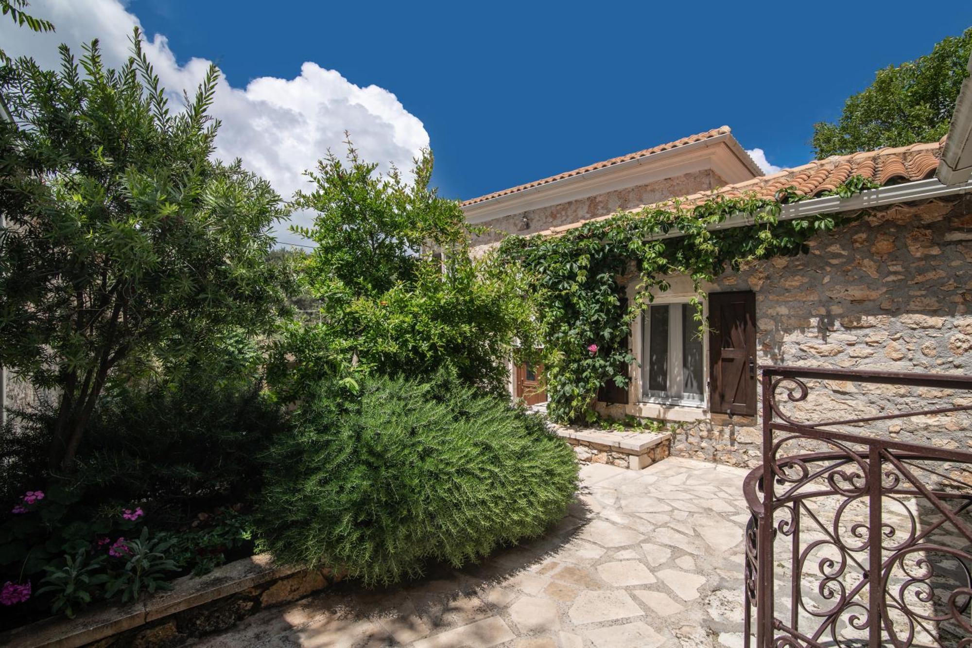 Villa Callisto- Elegant Restored Villa With Pool Yírion Exterior photo