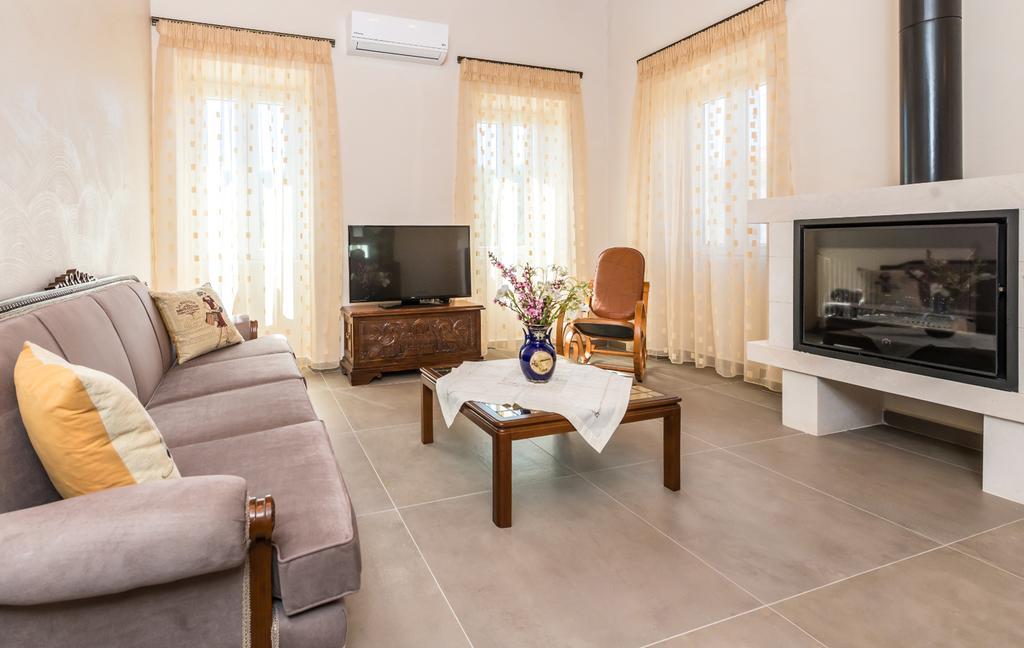 Villa Callisto- Elegant Restored Villa With Pool Yírion Exterior photo