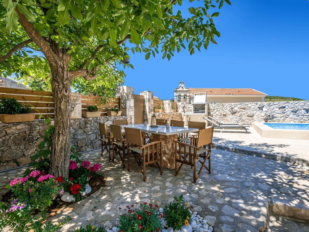 Villa Callisto- Elegant Restored Villa With Pool Yírion Exterior photo